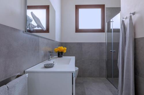 馬爾薩拉的住宿－Casa B, Room 1 - Palm Kite Paradise，浴室配有白色水槽和淋浴。