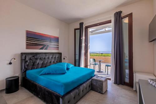 馬爾薩拉的住宿－Casa B, Room 1 - Palm Kite Paradise，一间卧室配有一张床,享有海景