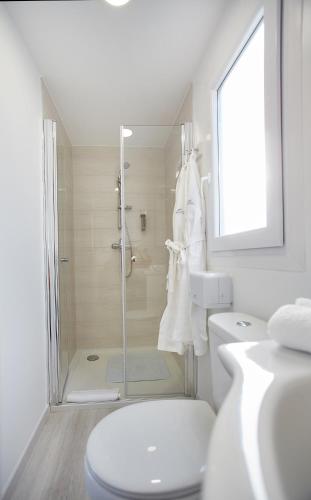 a bathroom with a shower and a toilet and a sink at Mobile Homes Terme Jezercica in Donja Stubica