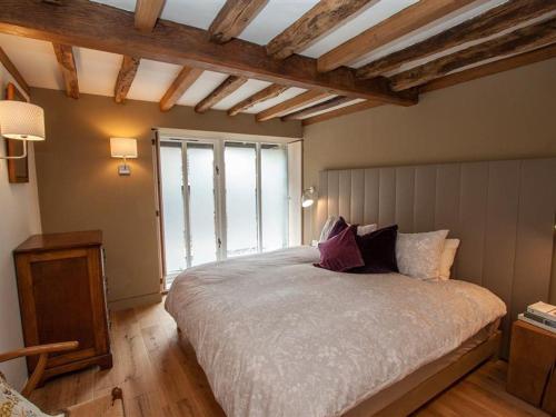 um quarto com uma cama e uma grande janela em Bracken Barn em Ambleside