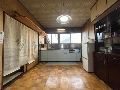 富来町にあるStella in Notoの白いキャビネットと大きな窓付きのキッチン