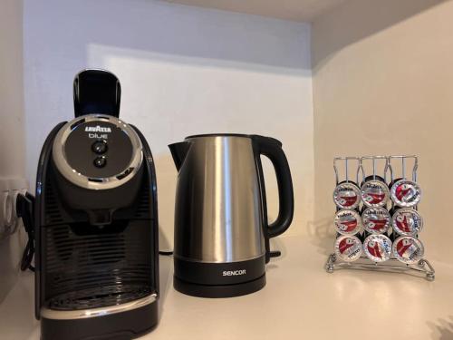 una macchinetta del caffè e una macchinetta del caffè su un bancone di Aquamarine a Firopótamos