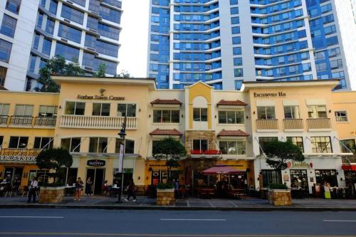 un edificio en una calle de la ciudad con edificios altos en BGC Loft in Avant, stunning golf view! en Manila