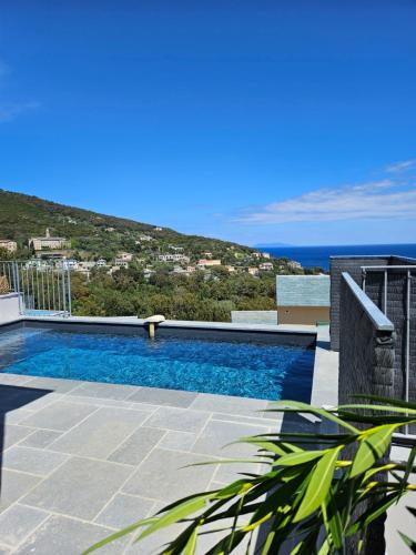 una piscina con vistas al océano en Superbe villa avec piscine- Erbalunga Cap Corse en Brando