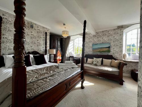 ElworthyにあるNotley Arms Inn Exmoor National Parkのベッドルーム(ベッド1台、ソファ付)