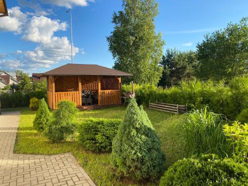 einen Pavillon inmitten eines Gartens in der Unterkunft House in Druskininkai Oldtown in Druskininkai