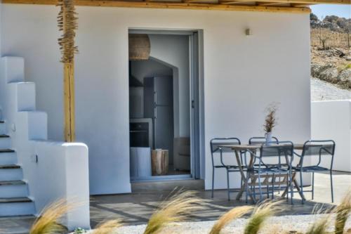 patio z krzesłami i stołem w domu w obiekcie Relaxia Estate Naxos w Galini