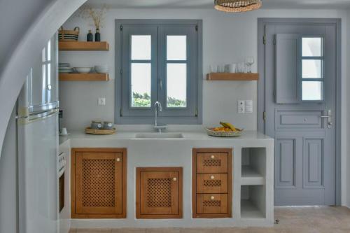 uma cozinha com um lavatório e uma janela em Relaxia Estate Naxos em Galini