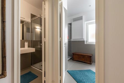 uma casa de banho com um chuveiro e um closet. em Appartamento Principe di Belmonte by Wonderful Italy em Palermo