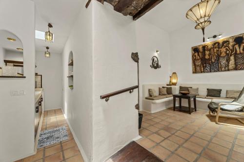 Las BreñasにあるJaretas - Apartamento rural con piscinaのソファとテーブルのあるリビングルーム