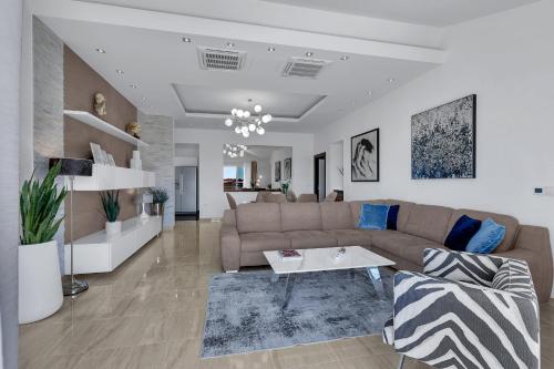 een woonkamer met een bank en een tafel bij Apartment Star in Makarska