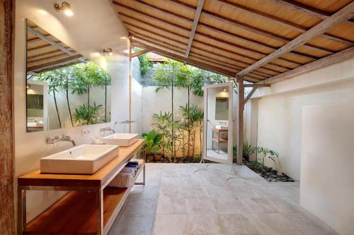 a bathroom with two sinks and a large mirror at Villa Balimasan 10 mins to Canggu in Seminyak
