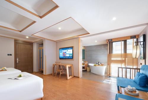 Uma televisão e/ou sistema de entretenimento em Xiangxi's Lovely - Yangyun Hotel
