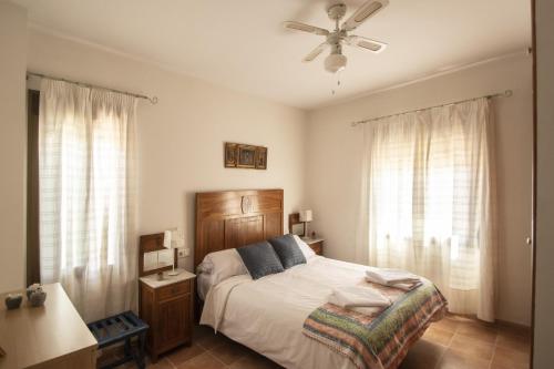 Posteľ alebo postele v izbe v ubytovaní Casa con piscina caminito del rey