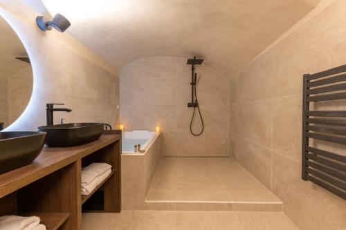 łazienka z umywalką i wanną w obiekcie Cocoon du vieux Lyon - Luxury apartment - Balneo w mieście Lyon