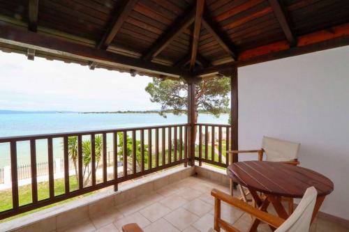 Imagem da galeria de Docker 2 Beachfront Villa Vourvourou by Halkidiki Villas em Vourvourou
