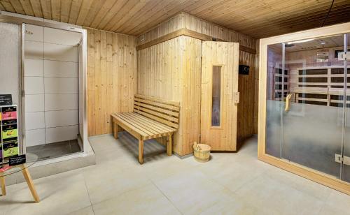 Zimmer mit einer Bank und einer Glastür in der Unterkunft Auszeit Filzmoos in Filzmoos