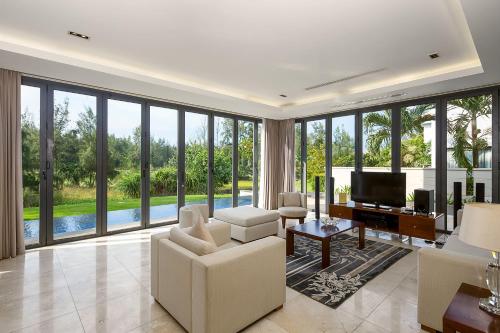 Μια τηλεόραση ή/και κέντρο ψυχαγωγίας στο Ocean Sunny Villas Da Nang