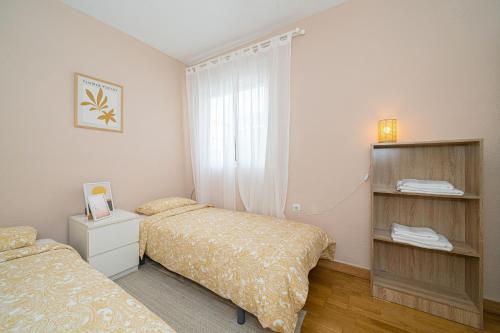 Postel nebo postele na pokoji v ubytování Casa Terra: Apartment 50 meters from the beach