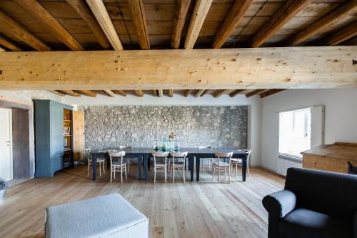 cocina y comedor con mesa y sillas en Casa Perazzolo, en Montecchia di Crosara