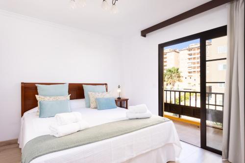 - une chambre avec un grand lit et une grande fenêtre dans l'établissement Home2Book Caletillas Beach Naiguata,Wifi & Terrace, à Candelaria