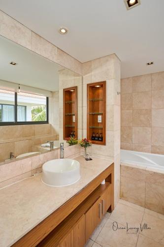 Ένα μπάνιο στο Ocean Sunny Villas Da Nang
