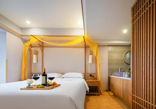 Ένα ή περισσότερα κρεβάτια σε δωμάτιο στο Xiangxi's Love - Yangyun Hotel
