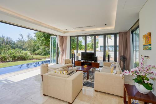 Μια τηλεόραση ή/και κέντρο ψυχαγωγίας στο Ocean Sunny Villas Da Nang