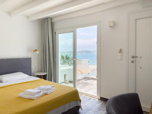 1 dormitorio con cama y vistas al océano en George Studios en Naxos