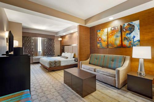 um quarto de hotel com uma cama e um sofá em Best Western Plus Miami Executive Airport Hotel and Suites em Kendall