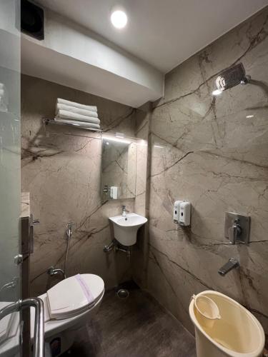 y baño con lavabo y aseo. en Hotel Moti Palace en Agra