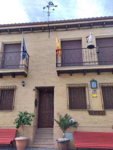 un edificio con due bandiere su un balcone di Casas Mirabel 