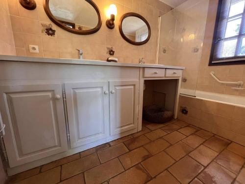 un bagno con lavandino e due specchi sul muro di Villa La Croix-Valmer, 5 pièces, 8 personnes - FR-1-726-19 a La Croix-Valmer