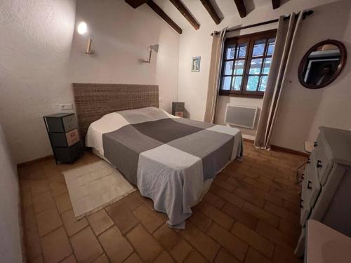 una camera con un letto in una stanza con una finestra di Villa La Croix-Valmer, 5 pièces, 8 personnes - FR-1-726-19 a La Croix-Valmer