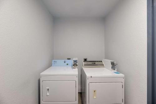 a small room with two washer and dryer at Quality Inn & Suites Artesia in Artesia