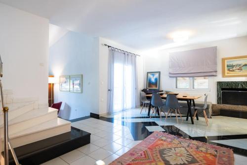 Una cama o camas en una habitación de Pool sea view holiday home close to the beach