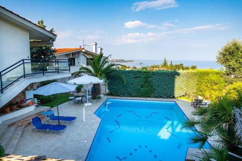 La alberca dentro o cerca de Pool sea view holiday home close to the beach