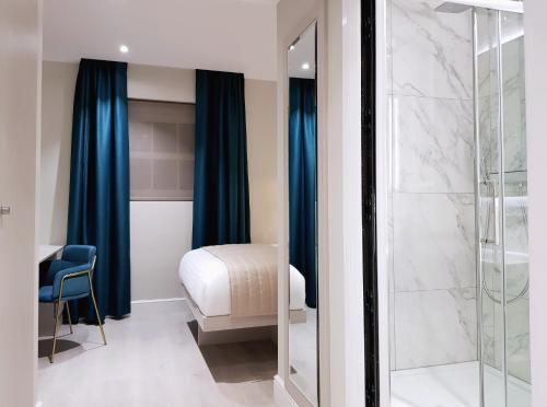 um quarto com uma cama e uma cabina de duche em vidro em NOX Richmond em Richmond