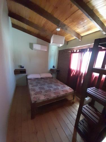 Habitación pequeña con cama y suelo de madera. en Don Orlando en San José