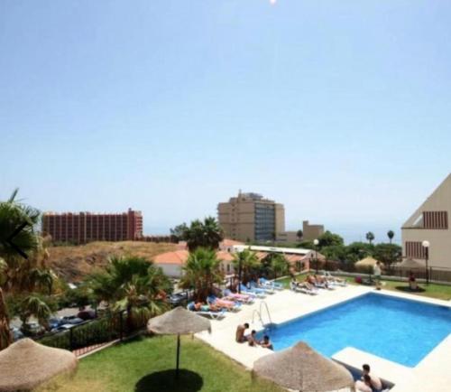 Výhľad na bazén v ubytovaní Torrequebrada. Urb Alboran alebo v jeho blízkosti