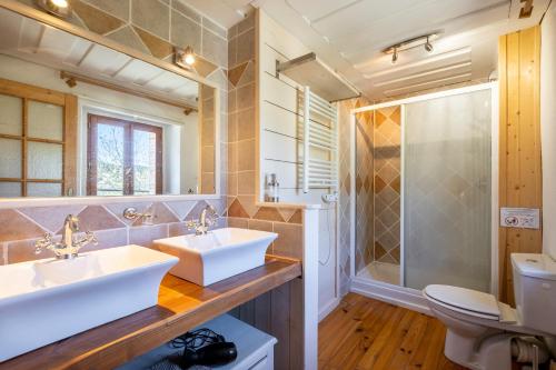 Cottage des Pléiades - Station de ski accessible à pieds في ليز أنغلز: حمام مع مغسلتين ودش