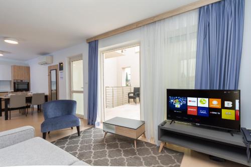 Μια τηλεόραση ή/και κέντρο ψυχαγωγίας στο Garden Palace - Apartment Sembid with Terrace