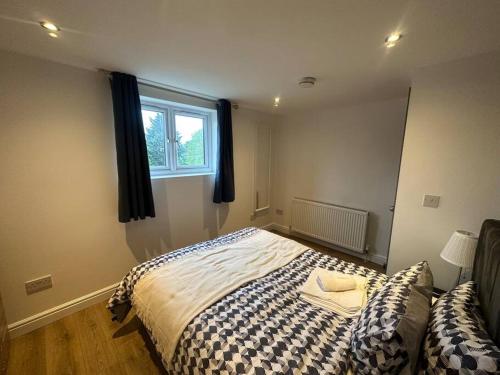 una camera con letto e finestra di 5 bedroom House SE6 a Hither Green