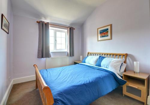 A bed or beds in a room at Crossing Keepers Cottage