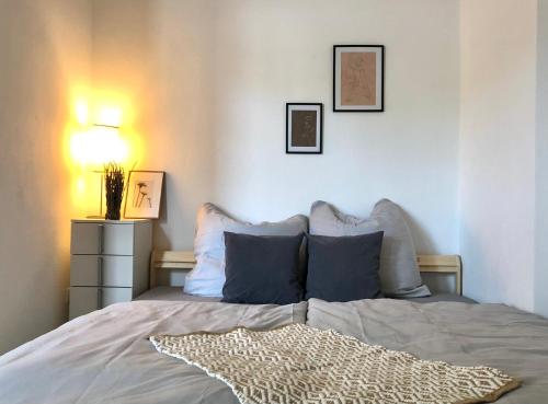 1 dormitorio con 1 cama con almohadas azules en Gemütliches Appartement "Nina" in Halle en Rusches Hof