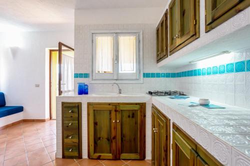 哥斯達黎加天堂的住宿－Residence Bellavista-INFINITYHOLIDAYS，厨房配有水槽和台面