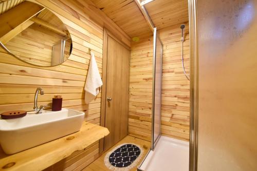 BADEM AĞACI BUGALOWLARI