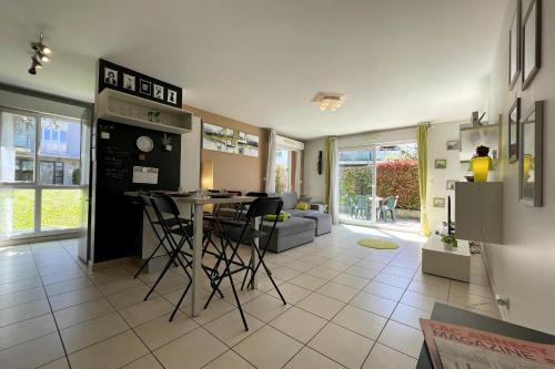 une cuisine et un salon avec une table et des chaises dans l'établissement Beautiful T4 Parking Large Terrace, à Annecy