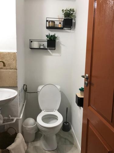 ein Badezimmer mit einem weißen WC und einem Waschbecken in der Unterkunft Apartament Centrale in Orăştie