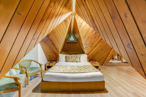 Postel nebo postele na pokoji v ubytování Summit Le Royale Hotel, Shimla